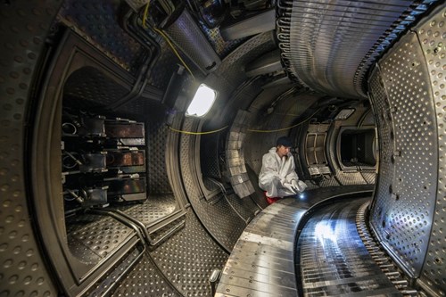 To the left, the recently installed electron cyclotron resonance heating (ECRH) antenna. It will be commissioned in the second semester of the coming year and will progressively deliver 3 MW of heating power.