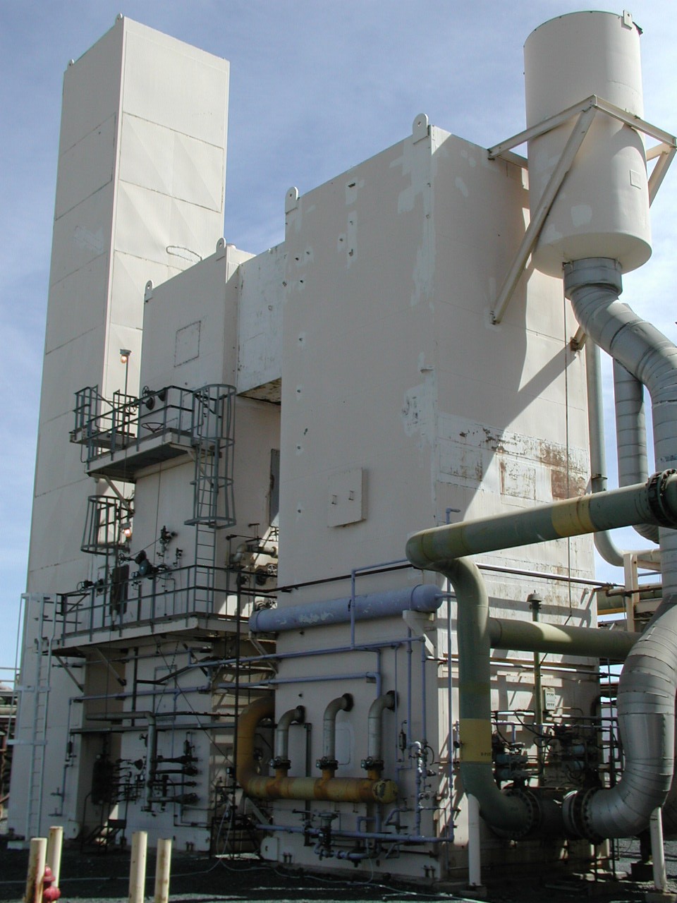500-ton-per-day, 1981 cryogenic oxygen plant with reversing exchangers. Credit: Nils Tellier
