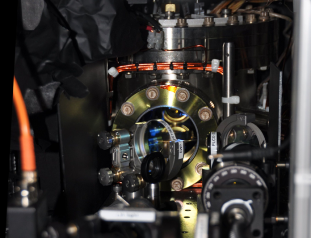 Vacuum chamber used in the supersolid experiment. Image: MIT/Ketterle Group